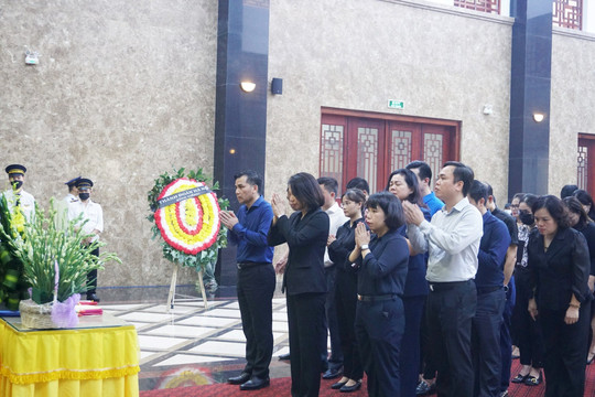 Phó Chủ tịch UBND thành phố Hà Nội Vũ Thu Hà dự lễ viếng gia đình tử nạn trong vụ cháy ở quận Thanh Xuân