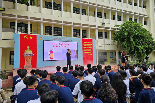 Hỗ trợ các điều kiện tốt nhất cho học sinh bị thương trong vụ cháy tại quận Thanh Xuân 