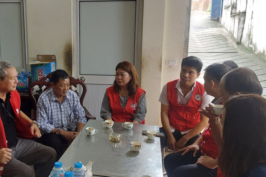 Hội Chữ thập đỏ Hà Nội thăm hỏi, hỗ trợ thân nhân người bị nạn vụ hỏa hoạn tại Thanh Xuân