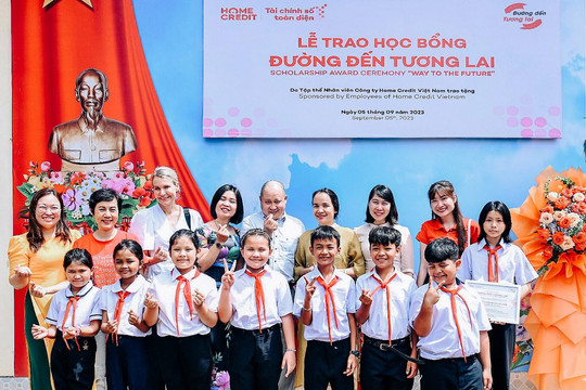Home Credit thắp sáng ước mơ tới trường cho các học sinh tại Buôn Hồ, Đắk Lắk