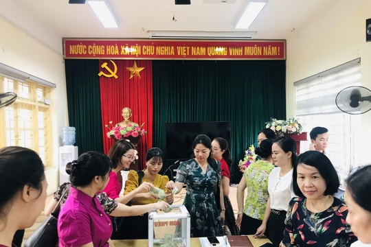 Đoàn viên công đoàn, học sinh Trường THCS Văn Yên chia sẻ với nạn nhân vụ cháy chung cư mini