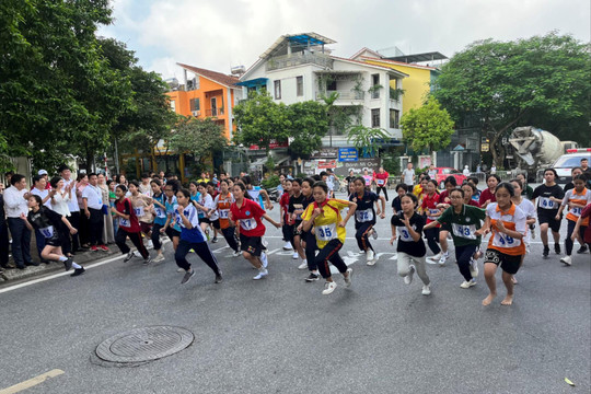 Hơn 500 vận động viên tham gia chung kết Giải chạy Báo Hànộimới 2023 quận Long Biên