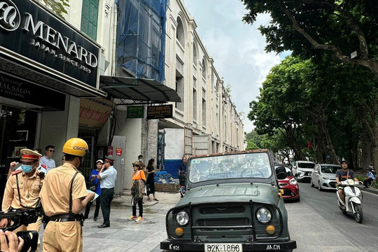 Hà Nội: Kiểm tra hoạt động của xe U-oát chở khách du lịch trong phố cổ