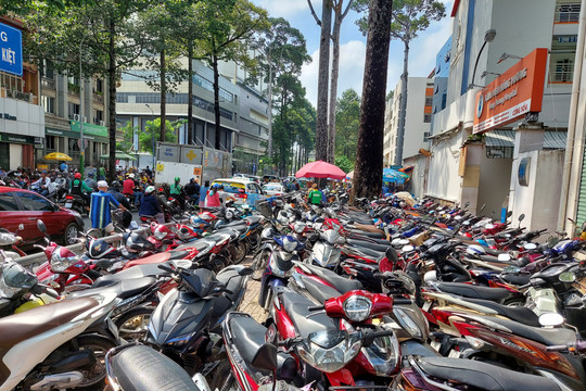 TP Hồ Chí Minh: Người dân được lợi gì khi vỉa hè, lòng đường thu phí sử dụng?