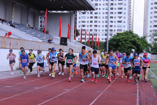 Hơn 700 vận động viên tham gia chung kết Giải chạy Báo Hànộimới quận Hoàng Mai