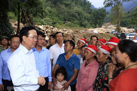 Chủ tịch nước Võ Văn Thưởng thăm, tặng quà các gia đình thiệt hại sau lũ quét tại Lào Cai