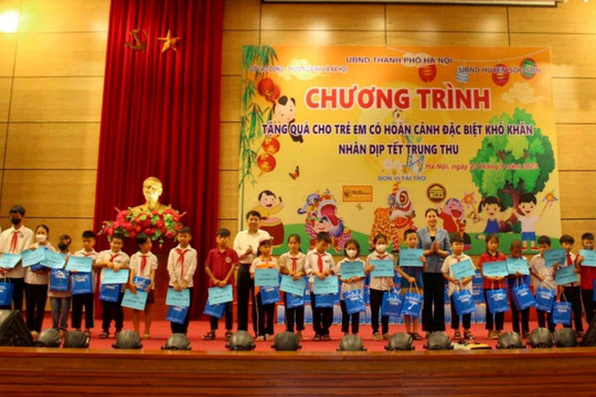Tặng 130 suất quà cho trẻ em có hoàn cảnh đặc biệt khó khăn tại Sóc Sơn