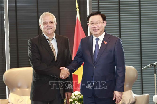 Chủ tịch Quốc hội Vương Đình Huệ tiếp Chủ tịch Hội hữu nghị Bulgaria - Việt Nam