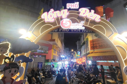 Thành phố Hồ Chí Minh: Nhộn nhịp phố mùa Trung thu
