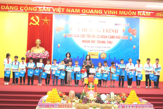 Tặng 100 suất quà cho trẻ em có hoàn cảnh khó khăn tại huyện Thạch Thất