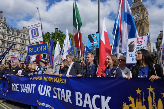 Hàng nghìn người Anh biểu tình phản đối Brexit, đòi tái gia nhập EU