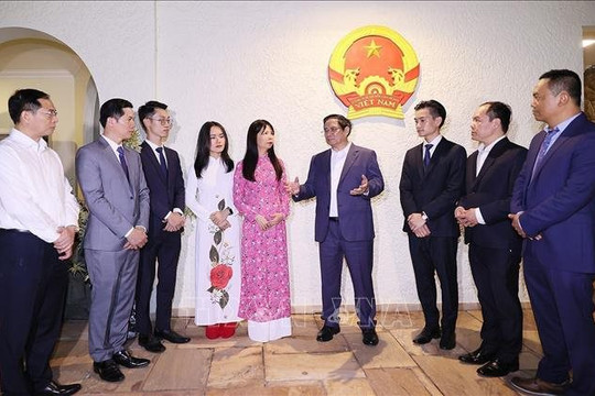 Thủ tướng Chính phủ Phạm Minh Chính thăm Đại sứ quán Việt Nam tại Brazil