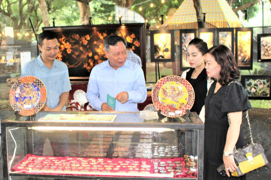 Phó Bí thư Thành ủy Hà Nội Nguyễn Văn Phong tham quan Tuần lễ thiết kế Việt Nam