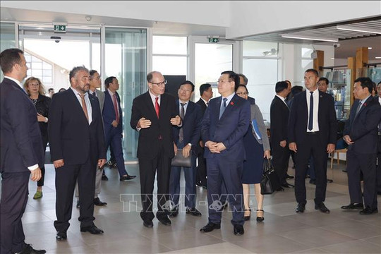 Chủ tịch Quốc hội Vương Đình Huệ thăm cảng BMF Burgas