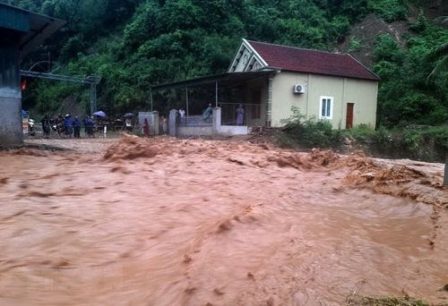 Mưa lớn gây thiệt hại nặng tại các tỉnh miền Trung