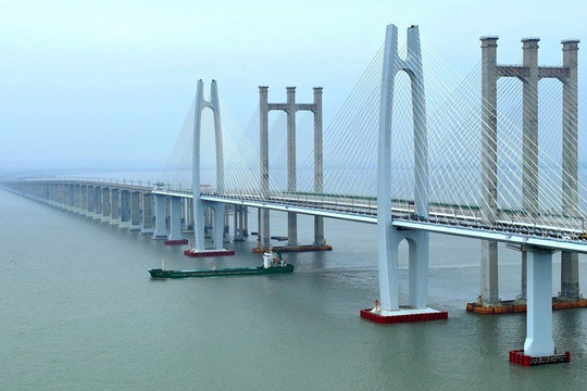 Trung Quốc khai trương tuyến tàu cao tốc qua biển đầu tiên