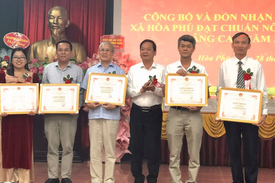 Hòa Phú đón nhận danh hiệu xã đạt chuẩn nông thôn mới nâng cao
