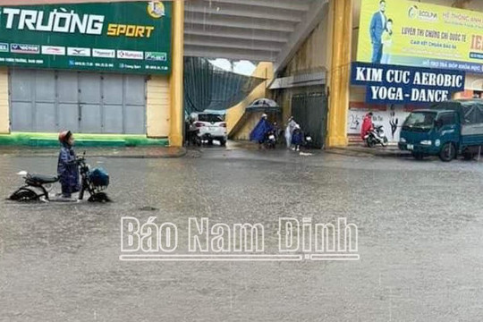 Mưa lớn kéo dài, nhiều khu vực của thành phố Nam Định ngập sâu