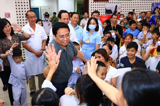 Thủ tướng Phạm Minh Chính tặng quà Trung thu cho bệnh nhi tại Viện Huyết học - Truyền máu trung ương