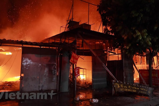 Hà Nội: Cháy cửa hàng sửa xe máy lan sang xưởng gỗ liền kề