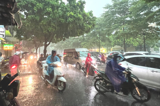 Hà Nội mưa lớn, cảnh báo ngập lụt khu vực nội thành
