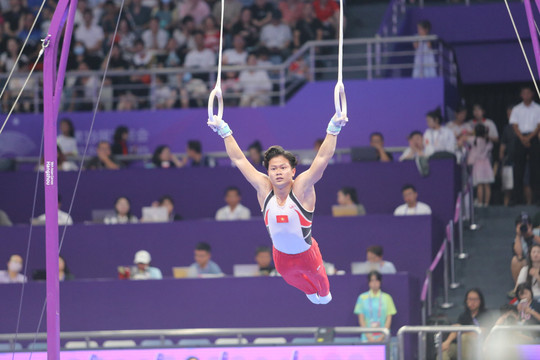 Nguyễn Văn Khánh Phong giành Huy chương bạc vòng treo thể dục dụng cụ