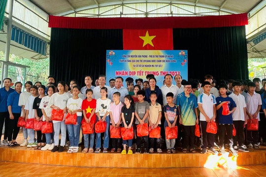 Phó Bí thư Thành ủy Nguyễn Văn Phong tặng quà, vui Trung thu cùng các em nhỏ