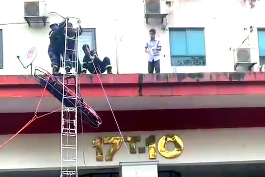 Cảnh sát cứu giúp thành công người phụ nữ ngã từ tầng cao toà nhà chung cư