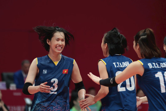 ASIAD 19: Tuyển bóng chuyền nữ Việt Nam giành chiến thắng nghẹt thở trước Hàn Quốc