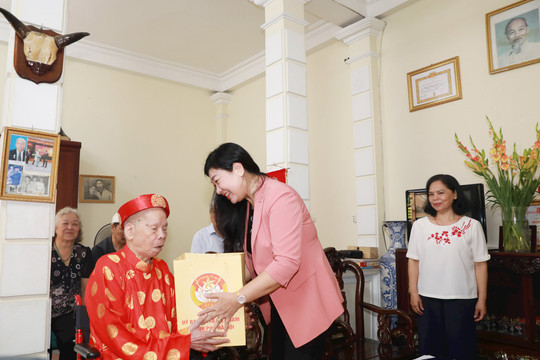 Chủ tịch Ủy ban Mặt trận Tổ quốc Việt Nam thành phố thăm, tặng quà người cao tuổi tiêu biểu