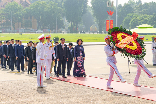 Đoàn đại biểu cấp cao Thủ đô Viêng Chăn (Lào) vào Lăng viếng Chủ tịch Hồ Chí Minh