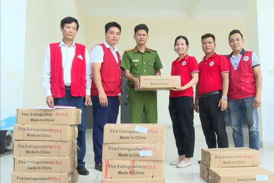 Huyện Gia Lâm tặng hàng trăm bình chữa cháy cho các hộ dân