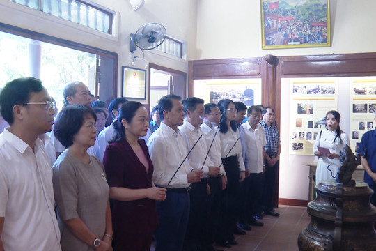 Dâng hương tưởng niệm đồng chí Trần Đăng Ninh