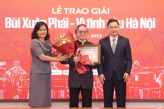 Đạo diễn Đặng Nhật Minh được trao Giải thưởng Lớn - Vì tình yêu Hà Nội