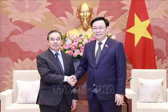 Chủ tịch Quốc hội Vương Đình Huệ tiếp Đại sứ Lào Sengphet Houngboungnuang