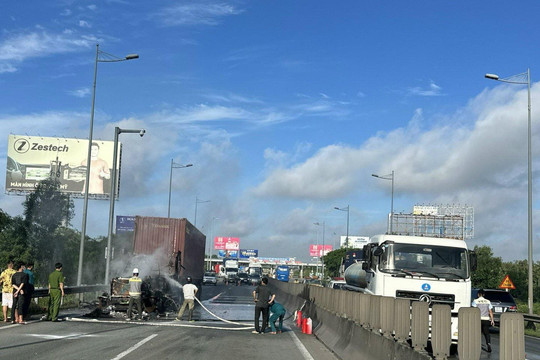 Xe container bốc cháy trên cao tốc TP Hồ Chí Minh - Long Thành - Dầu Giây