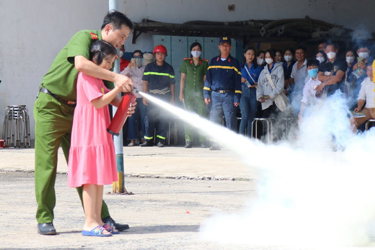 Đà Nẵng: Hàng trăm học sinh, sinh viên trải nghiệm kỹ năng chữa cháy 