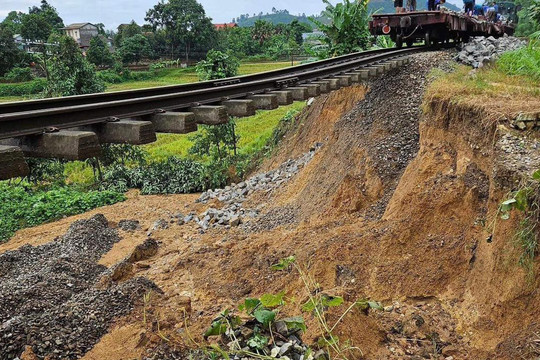 Mưa lớn gây nhiều thiệt hại, tạm dừng chạy tàu tuyến Hà Nội - Lào Cai