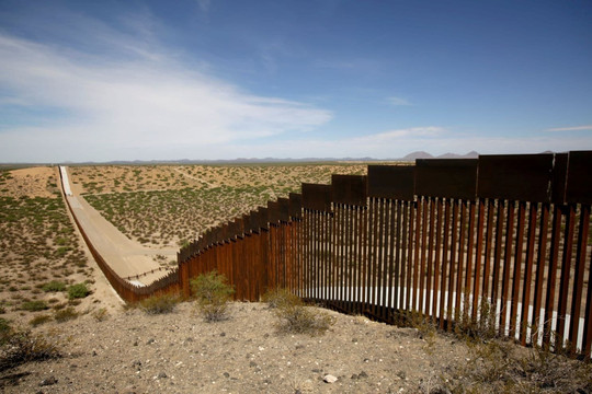 Vì đâu Tổng thống Mỹ "âm thầm" xây dựng bức tường biên giới?