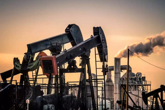 Giá dầu tăng vọt do bạo lực bùng phát tại Trung Đông