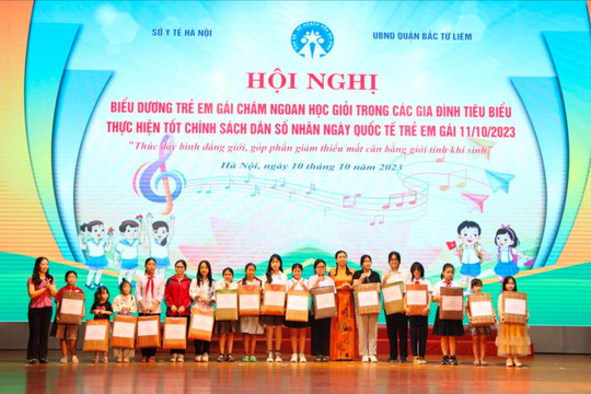 Khen thưởng 100 bé gái chăm ngoan, học giỏi quận Bắc Từ Liêm