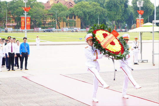 96 thủ khoa xuất sắc Thủ đô Hà Nội báo công dâng Bác