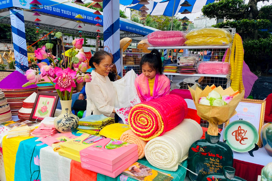  Hàng trăm sản phẩm khởi Xóc đĩa - OCOP của phụ nữ hội tụ về hội chợ tại Hà Nội
