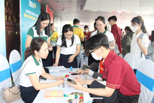 Hơn 3.000 sinh viên thành phố Hồ Chí Minh tham gia Ngày hội việc làm