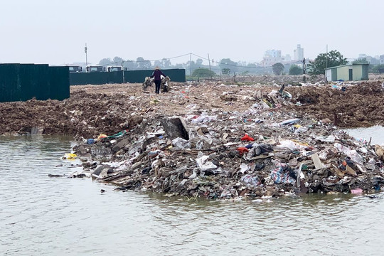 Xử lý vi phạm về đổ trộm phế thải tại Thanh Trì: Tránh tình trạng “đánh trống bỏ dùi”
