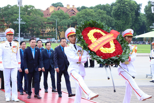  Đoàn đại biểu dự Đại hội Công đoàn thành phố Hà Nội vào Lăng viếng Chủ tịch Hồ Chí Minh