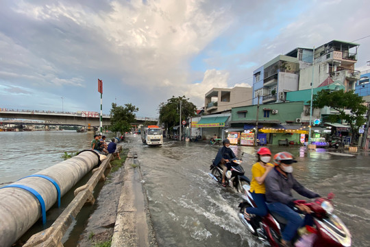 TP Hồ Chí Minh: Triều cường trên báo động 3, nhiều nơi bị ngập
