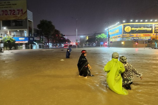 Miền Trung tiếp tục mưa lớn, đối diện nhiều nguy cơ thiên tai