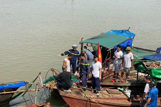 Tìm kiếm người mất tích do va chạm xà lan và tàu cá trên sông Hồng