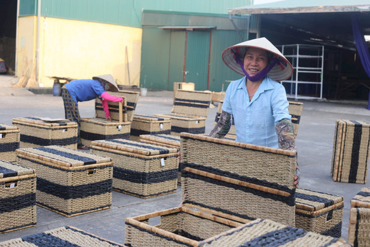 "Áo mới" cho làng nghề từ chuyển đổi số ở Phú Xuyên